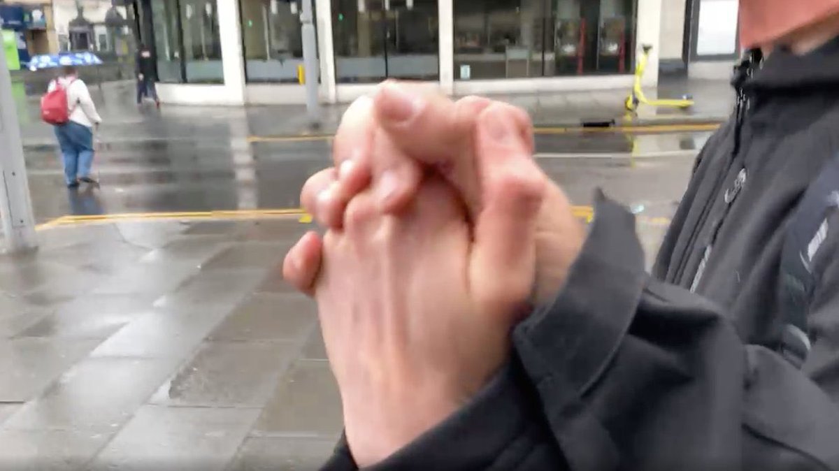 badlinuholding's tweet image. freddie holding eryn’s hand… bros before hoes am i right! #badlinu