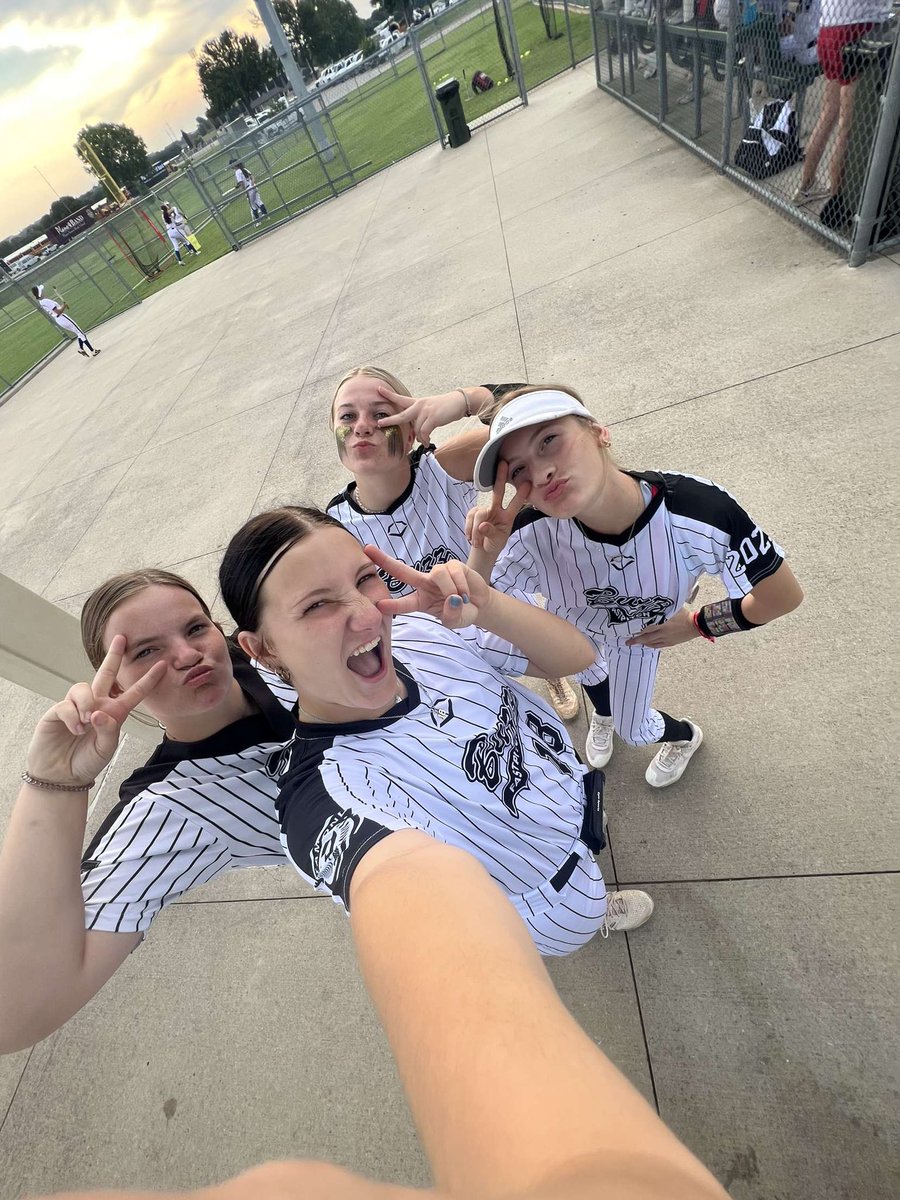 reagan desmuke tweet media