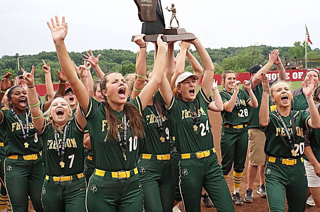 A moment the Irish will NEVER forget!  #statechamps #repeat #WIAASB #forthegirls 😤😤😤😤😤 @fhsirish @SoftballIrish