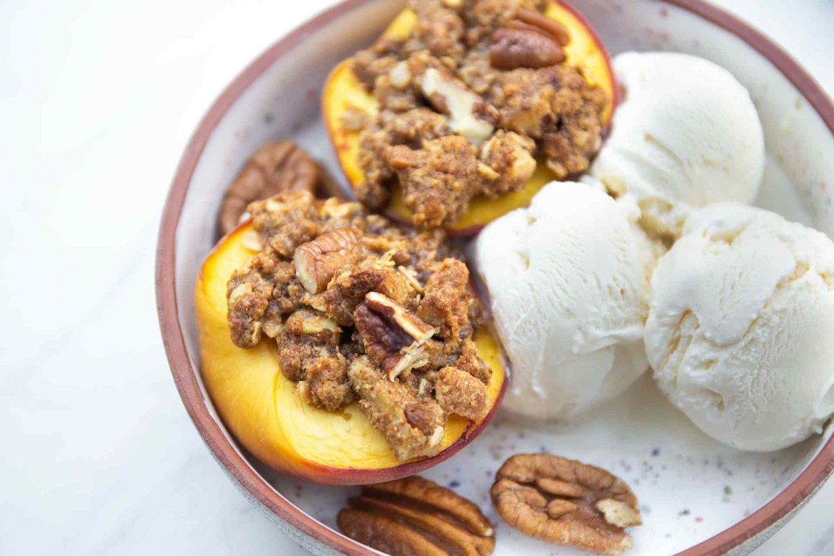 •Pecan Peach Crumble•

Perfect for mid-afternoon snack or a nutritious dessert, this super easy treat reminds us of a sweet Georgia summer. 💛
Use our Unsalted Front Porch Pecans in the recipe!  #GeorgiaGrown

americanpecan.com/recipes/pecan-…