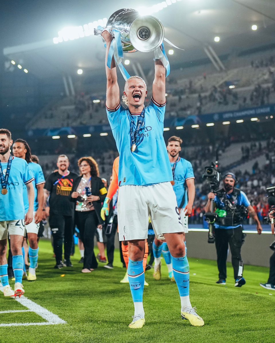 City_Xtra's tweet photo. #OnThisDay: #ManCity signed @erling [2022]

🔵 53 Apps
⚽️ 52 Goals
🅰️ 9 Assists
🏆 Premier League
🏆 FA Cup
🏆 Champions League
🏅 FWA Footballer of the Year
🏅 #PL Golden Boot
🏅 #PL Player of the Season
🏅 #PL Young Player of the Season https://t.co/rrseiyzOVQ