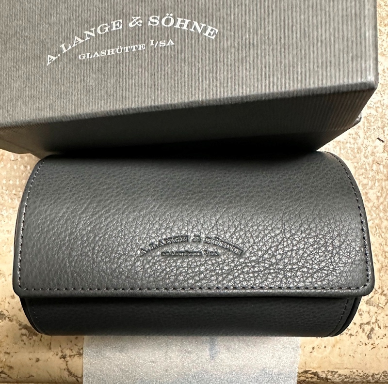 pproCollectorsM's tweet photo. FS: A Lange and Söhne travel box case real leather for 1 or 2 watches uhrenbox NEW and
https://t.co/Du9tUbB9pE https://t.co/prHdHXQoFm