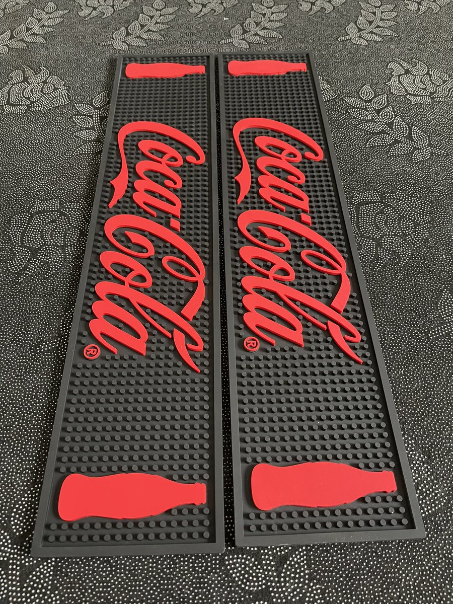 StreetLife8888's tweet photo. コカコーラのバーマット。
この上にグラスを置き、結露等滴る水分を
このマットで受け止めてくれます。
コースターみたいな感じです。
また飲食店やお部屋のインテリアとして！

↓Store
https://t.co/h19uTXmYZY

#バーマット
#コカコーラ 
#キャンプ初心者 
＃キャンプ
#ジュース https://t.co/Ls4w482uWC