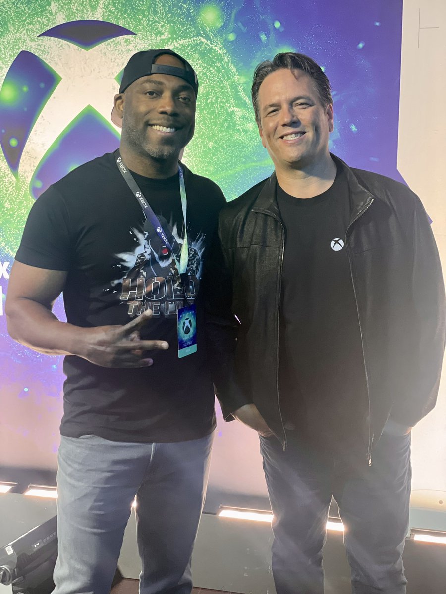 Great chance to see the man @XboxP3 again at #XboxFanFest  

Your teams delivered today.  Continue to #HoldTheLine