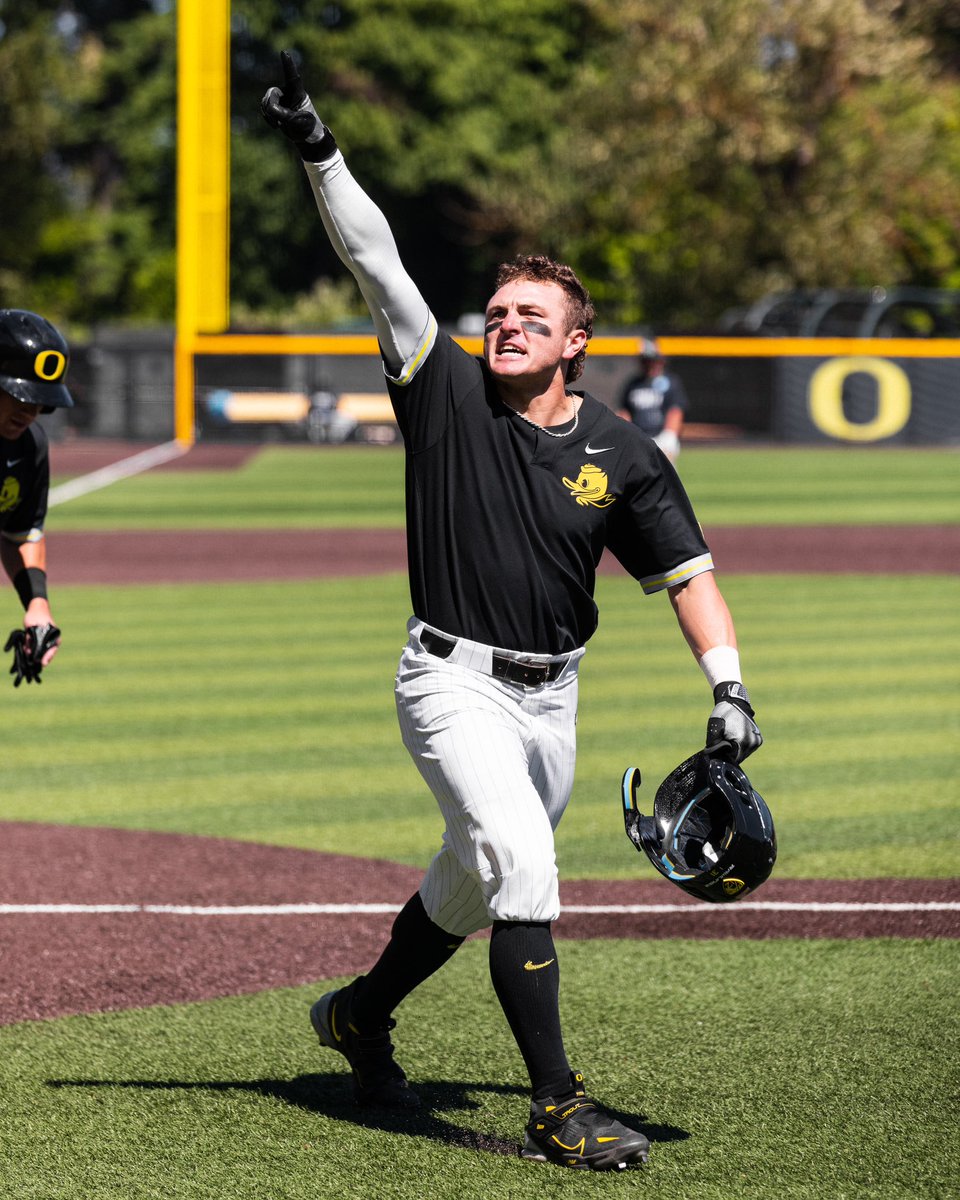 GoDucks's tweet photo. Mr. Home Run #GoDucks https://t.co/FyJuxQqvXy