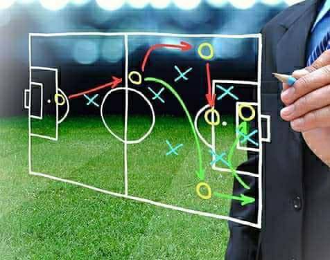 تلميح فني : 📝
يجب على المدرب ان يبني ويصنع ويقدم اسلوب كرة قدم  🚶‍♂️⚽️
اسلوبه الشخصي وقناعاته لا يجب ان تعمل وتقود فريقا وتقول العبو وسنرى ما ننتج ! 
لابد كمدرب ان ترسم خطة تعليم للاعبيك ، 
وان تعمل على ان يتموا الوصول الى افكارك التي تريدها ، 
الارتجال هزيمه ان تقف خلف الخطوط