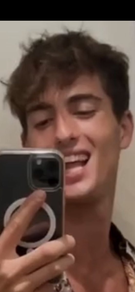 eufeehsousa's tweet photo. Da pra ver que por um segundo o deepfake sai do rosto do cara, então não, não era o Manu Rios naquele vídeo. https://t.co/6YAptn637s