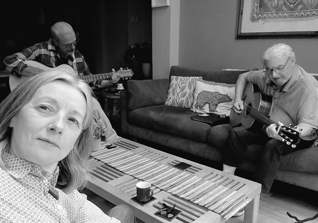 rowsays's tweet photo. A wee get together with @kerracoustic #petergreerguitars https://t.co/2224Ti3RR9