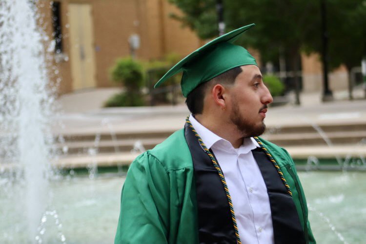 miggymoneyy's tweet photo. ya boy finally did it 👑 well actually i did it about a month ago but i been busy😂 enjoy these grad pics 🙏 much love to all my fans, my haters and my friends 🫶 SI SE PUEDE #mexicanexcellence https://t.co/lohXTdyrBj