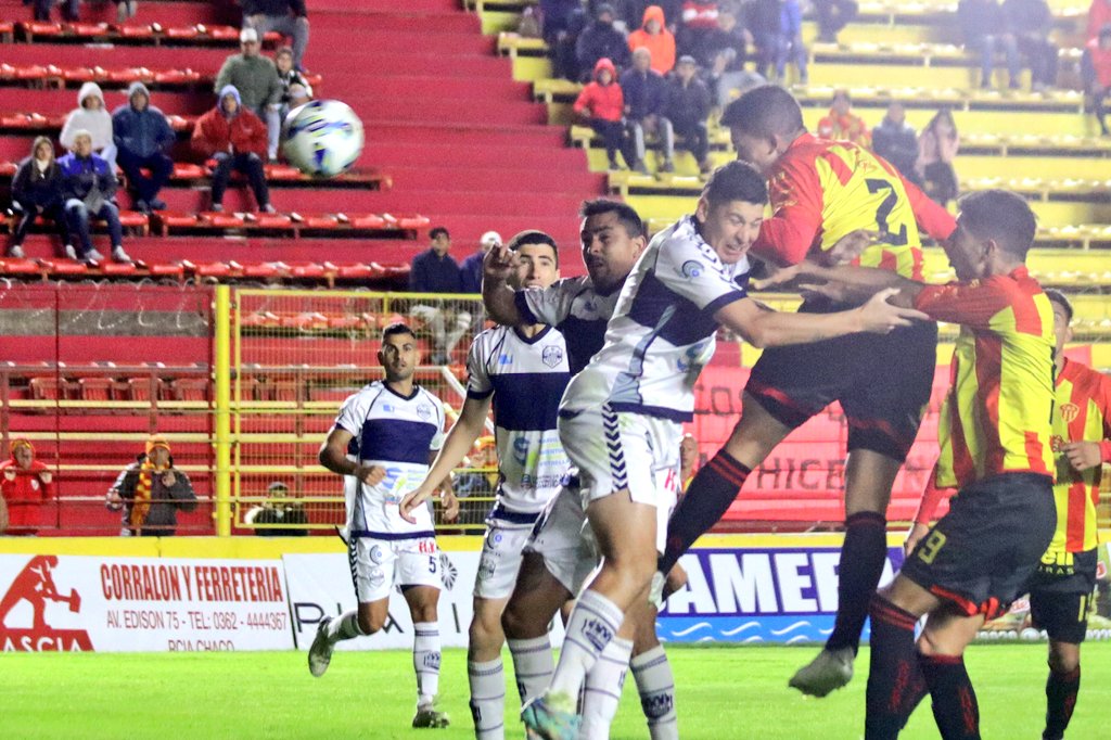 sarmientochaco's tweet photo. 📸 #FederalA | ¡Ganó Sarmiento!
⚽️ El "Deca" se impuso por 1 a 0 ante San Martín de Formosa. 
⚽️ Facundo Pardo el gol del "Decano".

#DaleDeca 👊🏼❤️💛❤️ https://t.co/2yyCj9hE4E