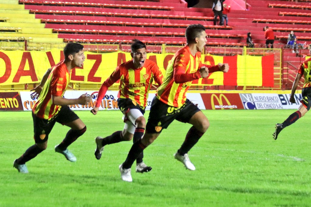 sarmientochaco's tweet photo. 📸 #FederalA | ¡Ganó Sarmiento!
⚽️ El "Deca" se impuso por 1 a 0 ante San Martín de Formosa. 
⚽️ Facundo Pardo el gol del "Decano".

#DaleDeca 👊🏼❤️💛❤️ https://t.co/2yyCj9hE4E
