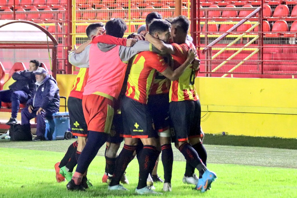 sarmientochaco's tweet photo. 📸 #FederalA | ¡Ganó Sarmiento!
⚽️ El "Deca" se impuso por 1 a 0 ante San Martín de Formosa. 
⚽️ Facundo Pardo el gol del "Decano".

#DaleDeca 👊🏼❤️💛❤️ https://t.co/2yyCj9hE4E