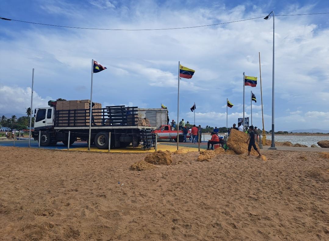 JuanGotopo's tweet photo. #LaVeladeCoro Con 35 Toneladas de frutas y hortalizas zarpa el primer barco a la isla de #Aruba desde La Vela el dia de hoy. Se mantienen las operaciones a #Curazao con la salida de 80ton hoy y 45 ton mañana Lunes. En lo que va de Junio se ha exportado 200ton por La Vela. 🇦🇼🇨🇼🇻🇪 https://t.co/fUvGljVnm3