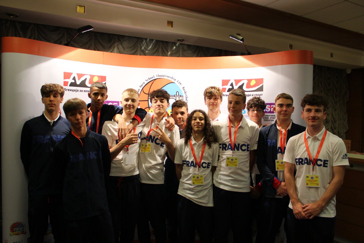L'équipe de France de Basketball est bien arrivé à Skopje, capitale de la Macédoine du Nord. Ils reposeront une nuit, avant de jouer leur premier match, le 12 juin 2023, à 10h, contre la Bosnie. Nous leur souhaitons bonne chance et comptons sur eux pour ramener une médaille !