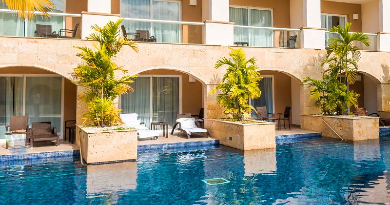 Picture yourself relaxing in the privacy of your luxurious swim-up suite at Royalton Punta Cana. 🌴💦 
best-online-travel-deals.com/all-inclusive-… 
#dominicanrepublic #luxurytravel #vacation #allinclusive