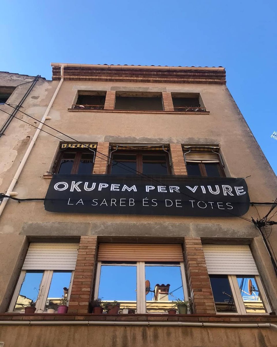 ⚠️ALERTA DESNONAMENT!⚠️ Aquest dijous necessitem ser moltes per aturar el desnonament del Bloc Escaleta. Un desnonament que evidencia, de nou, que l’especulació immobiliària ofega i destrueix el teixit veïnal i comunitari dels nostres barris. Obrim fil! 👇🏾