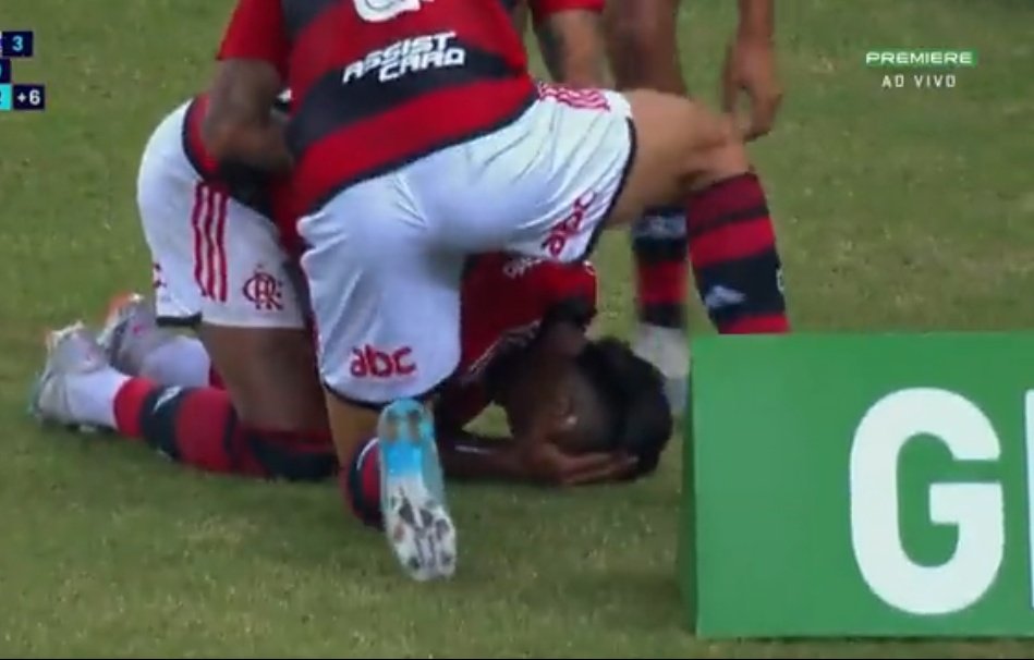 Fla100Qualidade's tweet photo. Crianças choram por mulheres 

Homens choram com o Bruno Henrique https://t.co/YwpgsGT1Pc