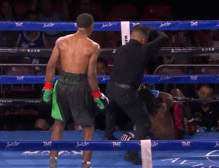 BoxrecGrey's tweet photo. Kamari Burnside comes out and finishes off Brendan Jackson immediately in round three, getting the rare stoppage in an exhibiton bout. Burnside is certainly raw and started boxing late but he looks ready to turn pro. #MayweatherGotti https://t.co/Pb3ur0qZyn