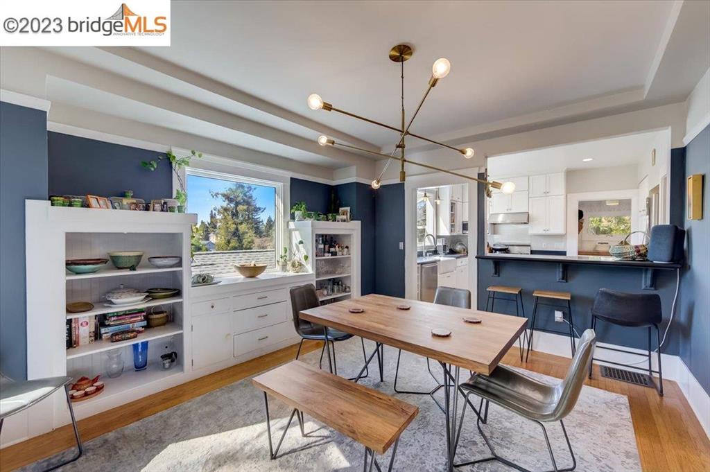 RivalryTeam's tweet photo. JUST SOLD in the Piedmont area, Oakland - $1.765M

Congrats to all parties!!

#rivalryteam #realestate #realestateagent #homebuyers #homebuying #siliconvalleyrealestate #siliconvalleyhomesforsale #bayarearealestate #hauslleysilva #jimmatzen #realestateexperts #siliconvalleyhomes https://t.co/KVeTwbSLf2