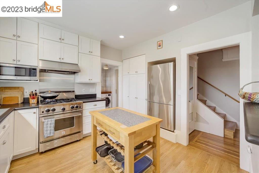 RivalryTeam's tweet photo. JUST SOLD in the Piedmont area, Oakland - $1.765M

Congrats to all parties!!

#rivalryteam #realestate #realestateagent #homebuyers #homebuying #siliconvalleyrealestate #siliconvalleyhomesforsale #bayarearealestate #hauslleysilva #jimmatzen #realestateexperts #siliconvalleyhomes https://t.co/KVeTwbSLf2