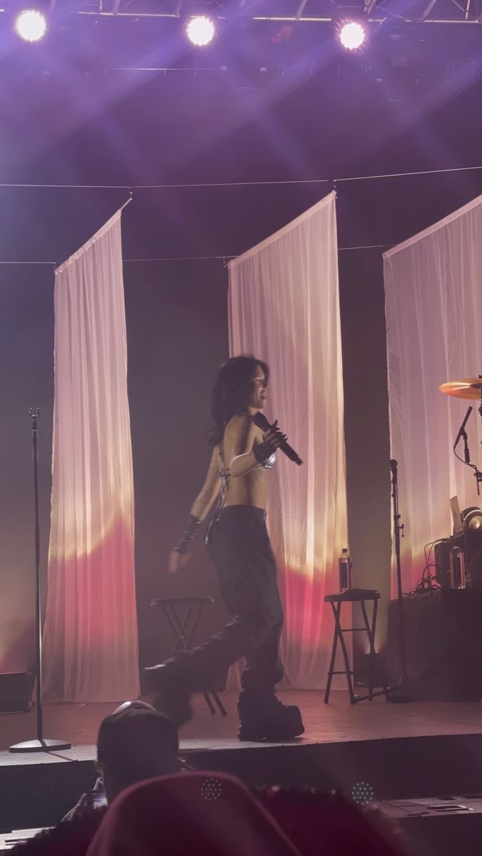 ⠀
⠀👀👀
guess who is preforming next..