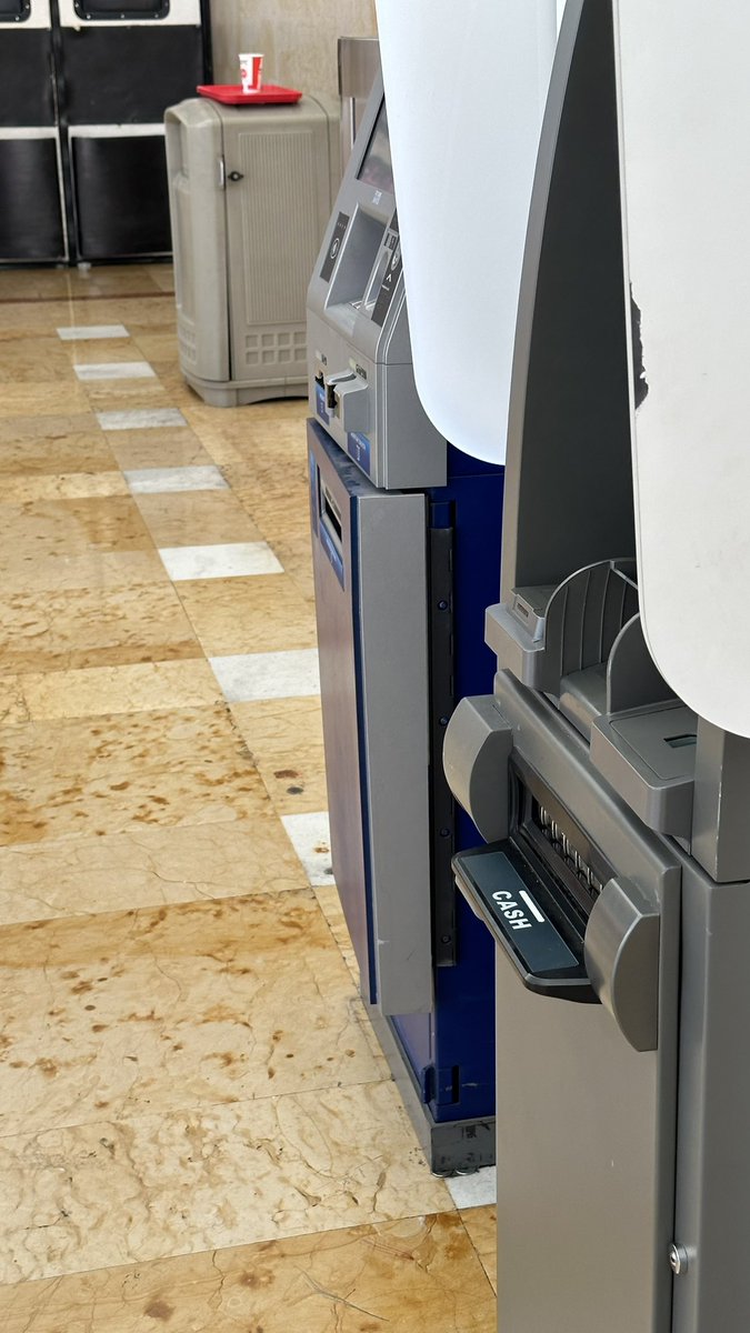 NaviChavez's tweet photo. @Citibanamex @ContactoCitibmx el cajero ubicado en plaza galerías en Querétaro está como mal cerrado de la parte de abajo, o no se si este abierto. https://t.co/cJ60SLAl30