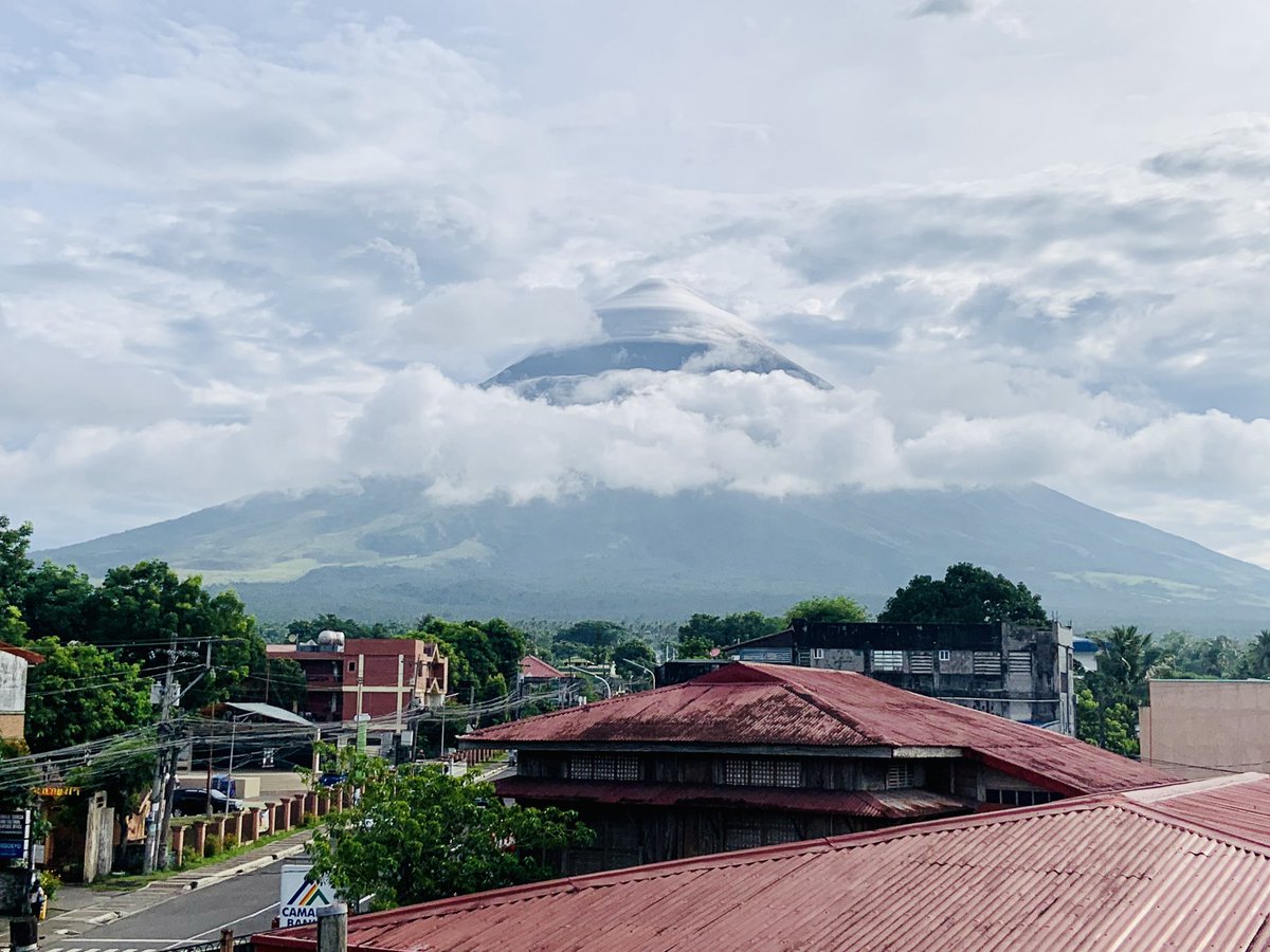 mykheezepeda's tweet image. as a sweet girl talaga siya pag umaga pero kapag gabi ayayay monster siya🌋

#MayonVolcano 
#AlertLevel3