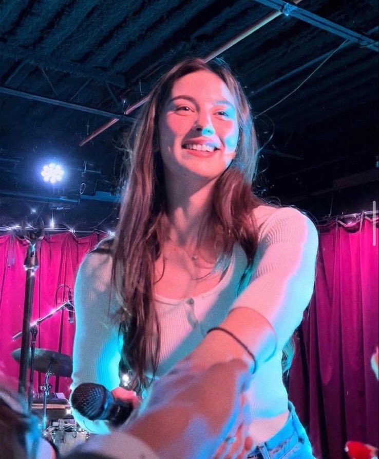 ⠀
⠀UPDATE: fans have released photos after watching evie carter