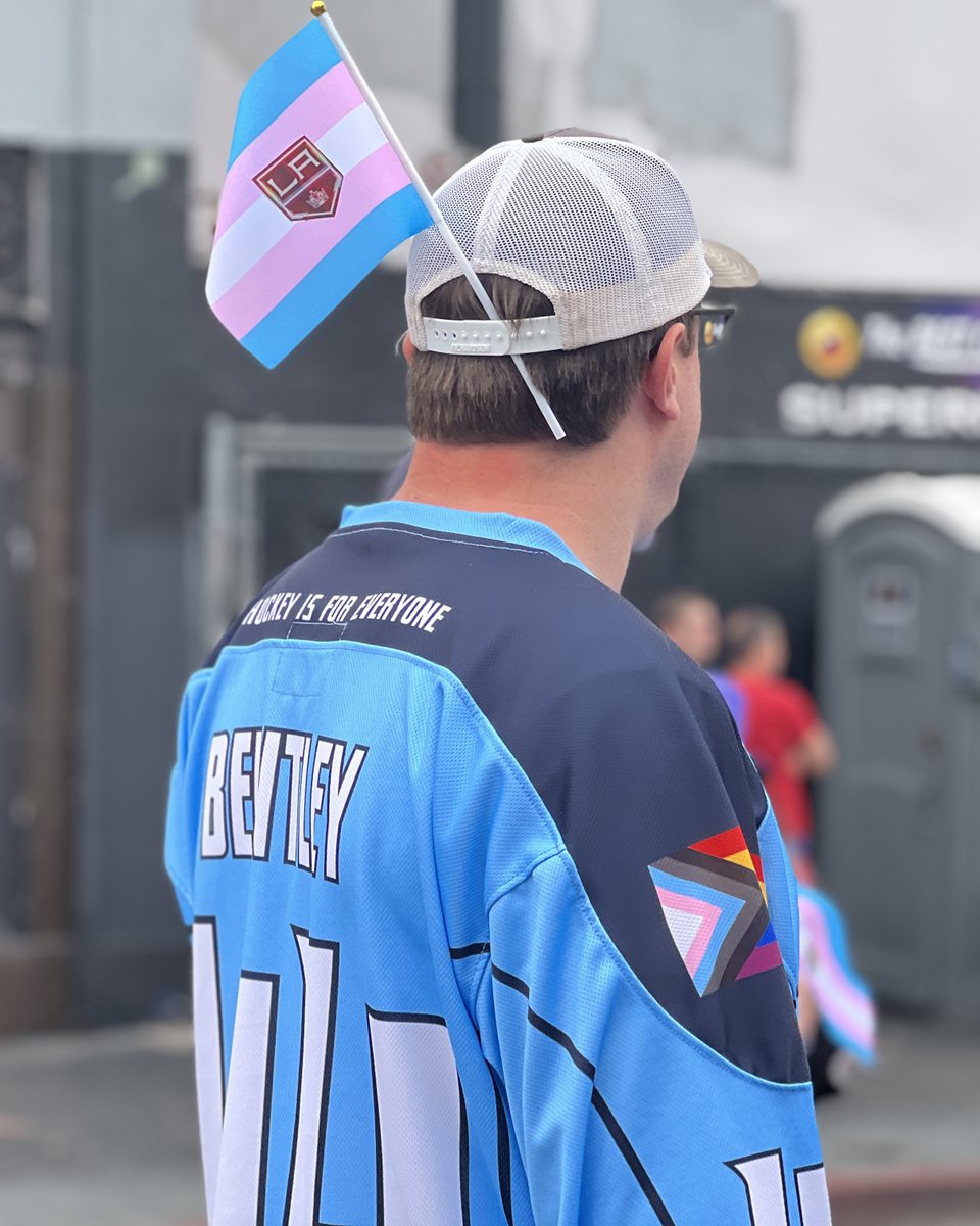 Pride's tweet photo. Hockey is for everyone. ๐ณ๏ธโโง๏ธ
#LAPride #BetterAsOne #AllOutWithPride #LAKings https://t.co/1HNRGCFBkA