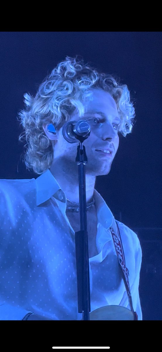 Tha5SOSFamily's tweet photo. Luke Hemmings everyone 💙✨(@sgfgsam) https://t.co/BtgiWD9aij