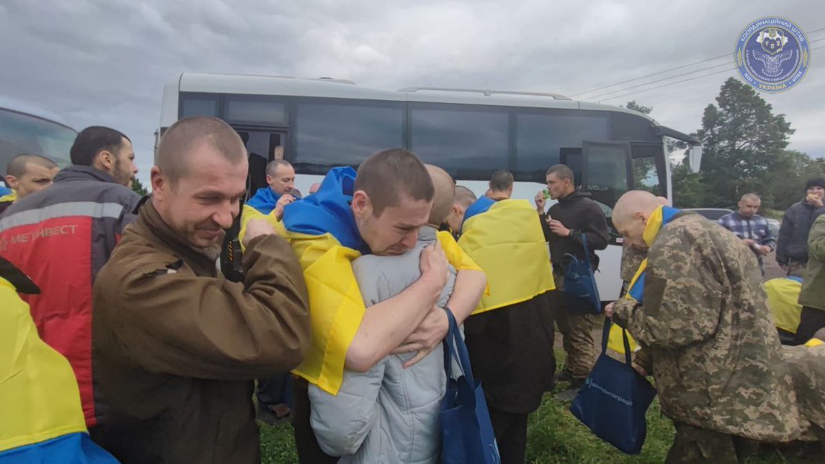 🔥so good news !!! 95 Ukrainian military came back home from russian captivity!  Soldiers who were captured in Mariupol, Bakhmut, at Chernobyl nuclear power plant and Zmiinyi Island among them. 

photo, source: POW Coordination Headquarters, Radio Svoboda