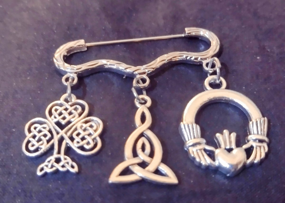 Beautiful tibetan silver Celtic knots brooch, bow pin brooch with three Celtic charms makes this a lovely traditional piece of jewellery #mhhsbd #CelticJewellery #IrishJewelry #IrishBrooch #CelticGifts #IrelandGifts #Giftsforher #Shopsmall
etsy.com/listing/148734…