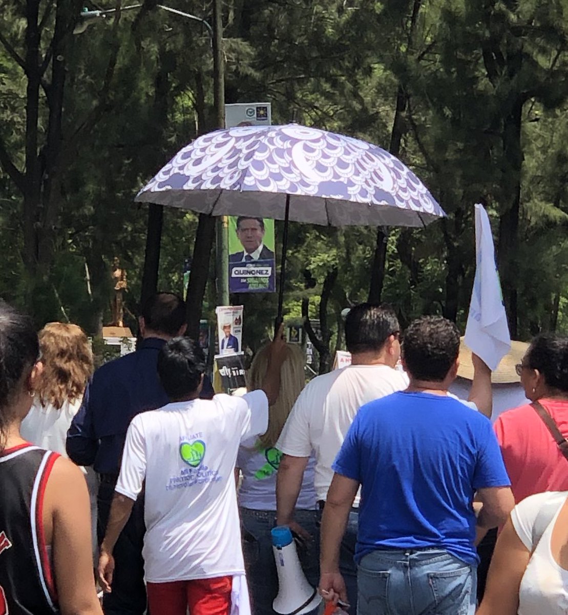 andreasosag_'s tweet photo. Imagínense a esta señora llegando al congreso, si no puede ni cargar su sombrilla ahorita, que más no podrá hacer si llegara a tener “poder”. Indignante la verdad. https://t.co/ptiLjrr9Mk