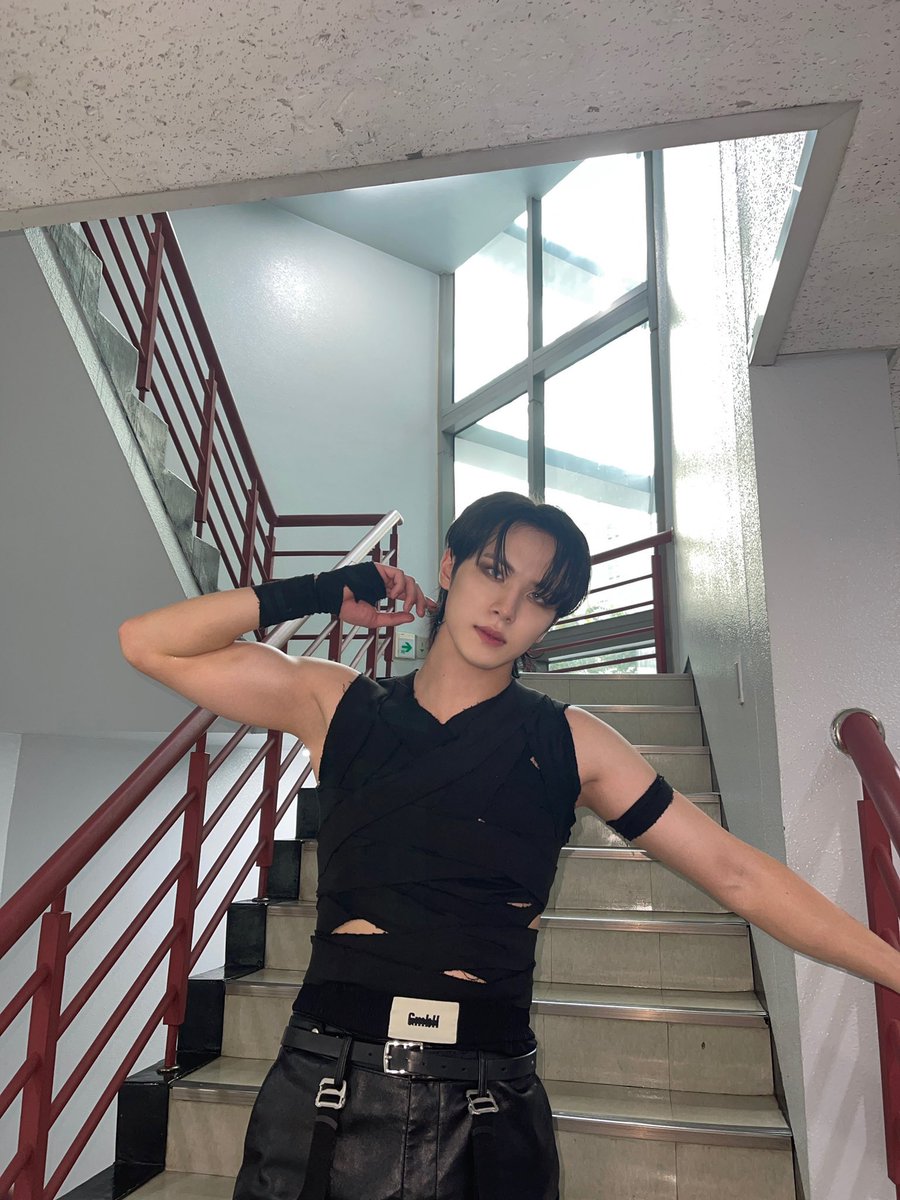 isalovesdonghan's tweet photo. donghan                          also donghan https://t.co/s9zlG81o7Y