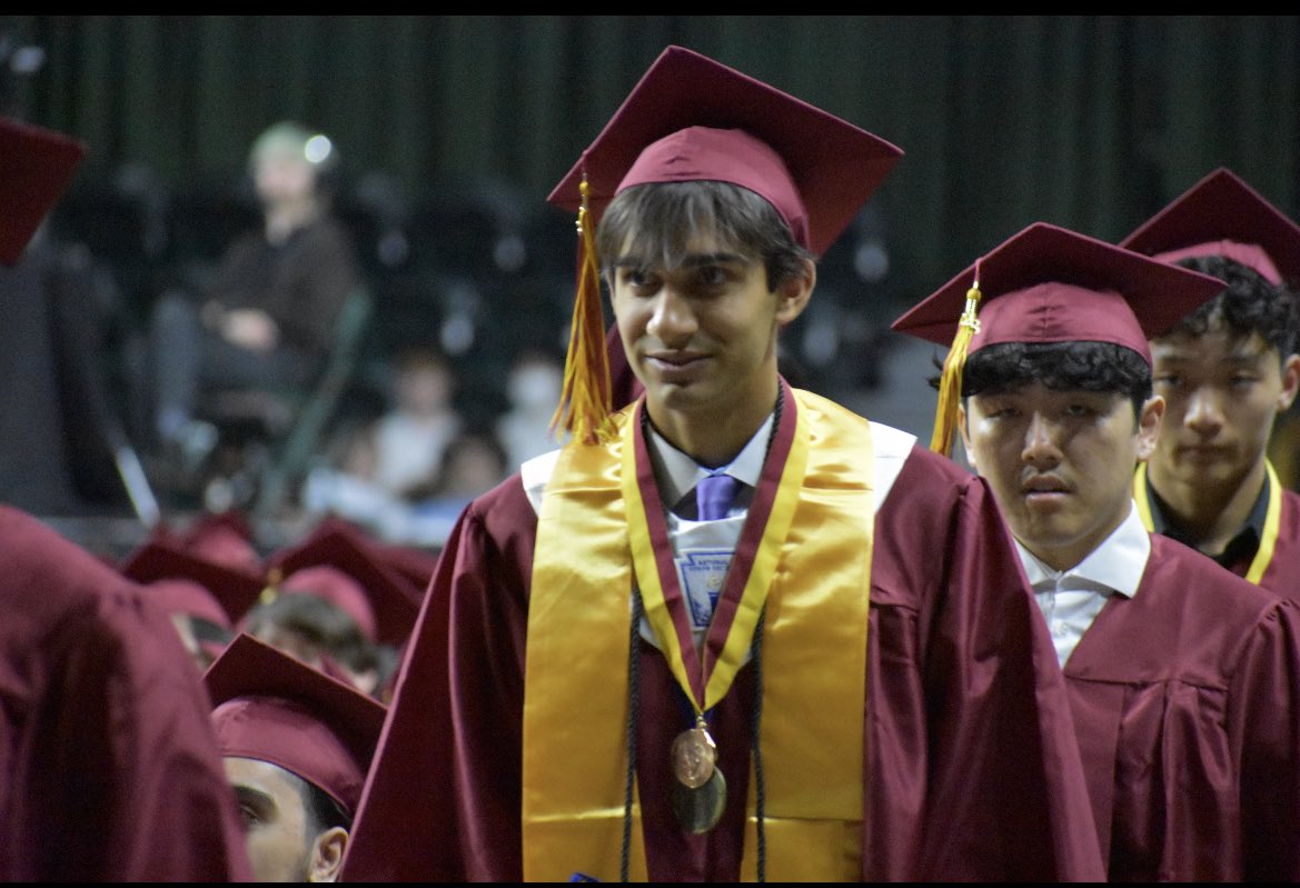 OaktonHS's tweet photo. We’re still celebrating our seniors and sharing pictures from Friday’s graduation. The Class of 2023 was a special group. Congratulations! #fcpsgrad23 #WEAREOAKTON (1/3) https://t.co/z6o5nCCNWM