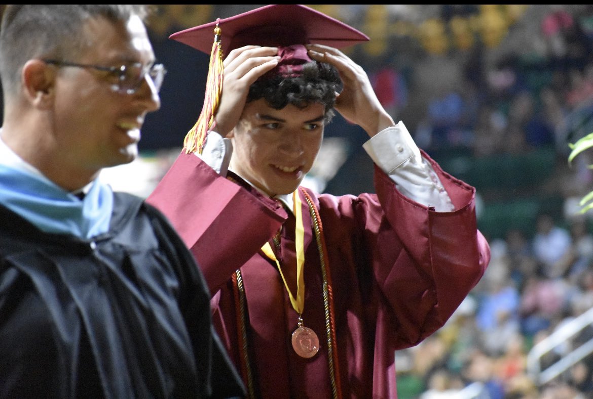 OaktonHS's tweet photo. We’re still celebrating our seniors and sharing pictures from Friday’s graduation. The Class of 2023 was a special group. Congratulations! #fcpsgrad23 #WEAREOAKTON (1/3) https://t.co/z6o5nCCNWM
