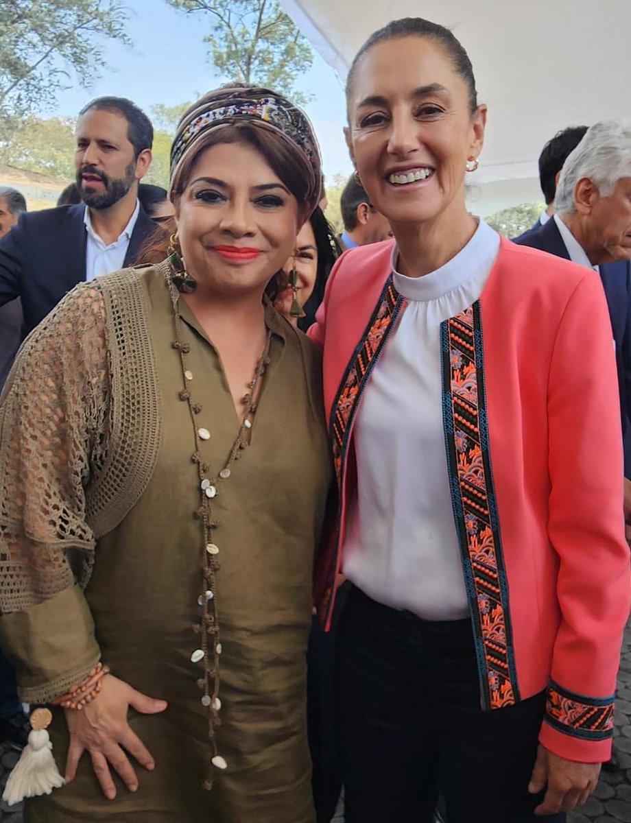 ClaraBrugadaM's tweet photo. Mi respeto, admiración y agradecimiento a nuestra querida jefa de Gobierno, @Claudiashein, por todo lo que le ha dado a #Iztapalapa. La abrazo y seguiremos caminando juntas hasta consolidar la transformación del país iniciada por el presidente  @lopezobrador_. https://t.co/8mrol9MFW8