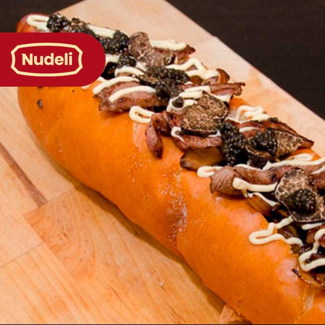 alimentosnudeli's tweet photo. 🌭El hot dog más caro del mundo que lleva por nombre  “Junni Ban”cuesta 169$ y fue creado en Tokio

👉🏼Hecho a base de queso ahumado bratwurst, cebollas teriyaki con mantequilla, hongos maitake, carne wagyu, foie gras, trufas negras laminadas, caviar y mayonesa japonesa. https://t.co/QdQeA2OZih