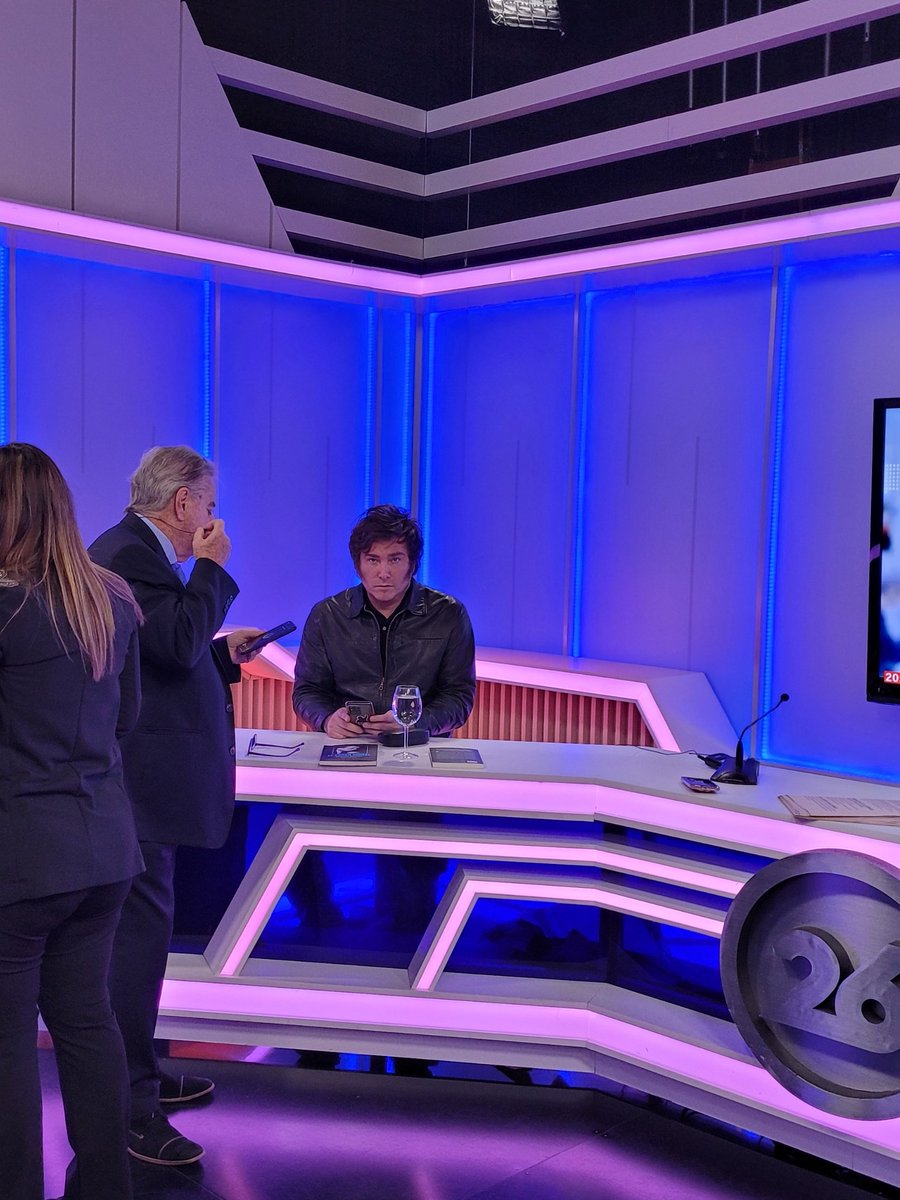 Ahora <a href="/JMilei/">Javier Milei</a> en #LaMirada con Roberto García, recién llegado de Entre Ríos.