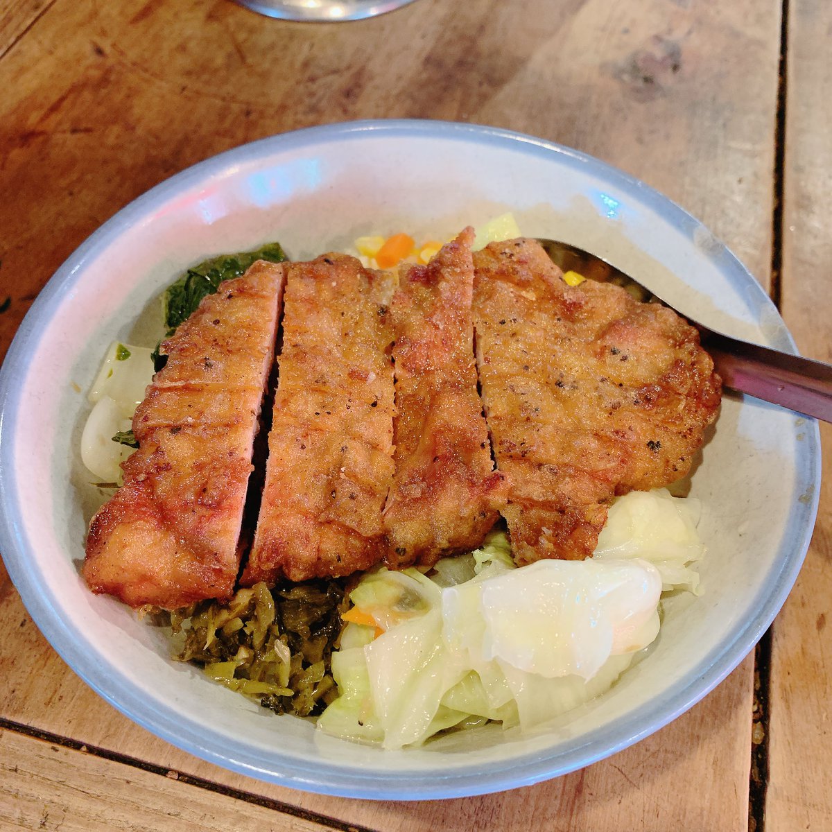 da_da__n's tweet photo. 台湾 三峽老街にある排骨飯のお店
『東道飲食亭』
ここの排骨飯はマジで美味しいからおすすめ！

三峽老街は台北から少し遠いけど、台北観光に飽きた際は是非行ってみてください☺️

東道飲食亭
https://t.co/UTFFpNYvh9

#台湾 #台北 #台湾グルメ #台北グルメ #台湾観光 #台北観光 #三峽老街 #排骨飯 https://t.co/wVmtKatKBQ