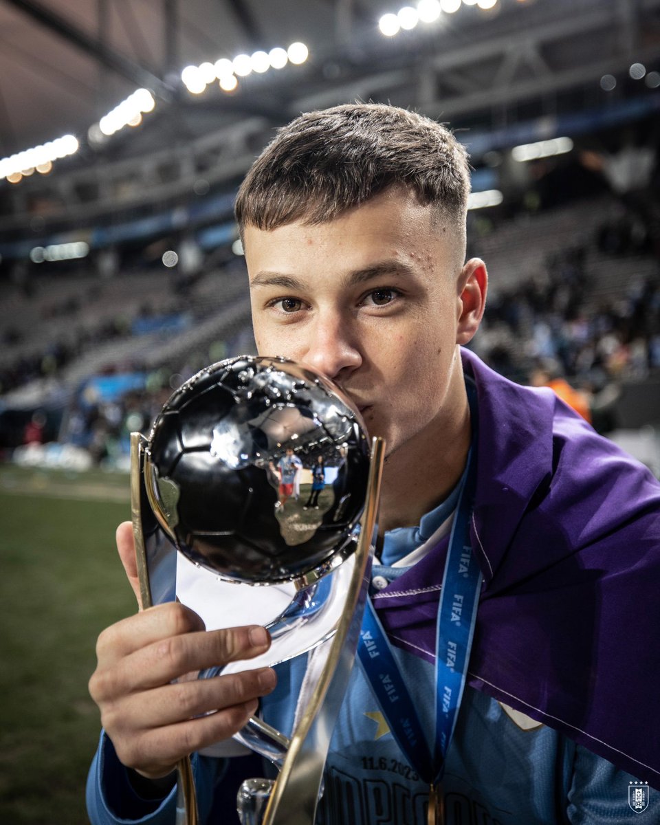 Uruguay's tweet photo. 😘 𝐌𝐢𝐫𝐚𝐥𝐚 𝐝𝐞 𝐜𝐞𝐫𝐜𝐚…

Y si sos campeón del mundo dale un beso. 

#ElEquipoQueNosUne https://t.co/Y50v8KbWwu
