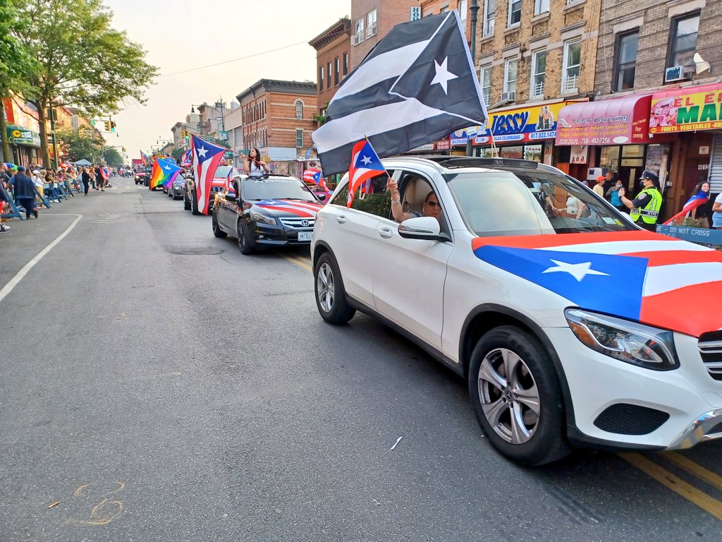 The #SunsetPark #PuertoRicanDayParade marched down 5th ave in Brooklyn earlier today. Lots of flags, cars, bikes, music, dancing, &amp; pro-independence sentiment! The parade ended in the park where there was a festival featuring music, dancing, &amp; vendors. #QueVivaPuertoRicoLibre