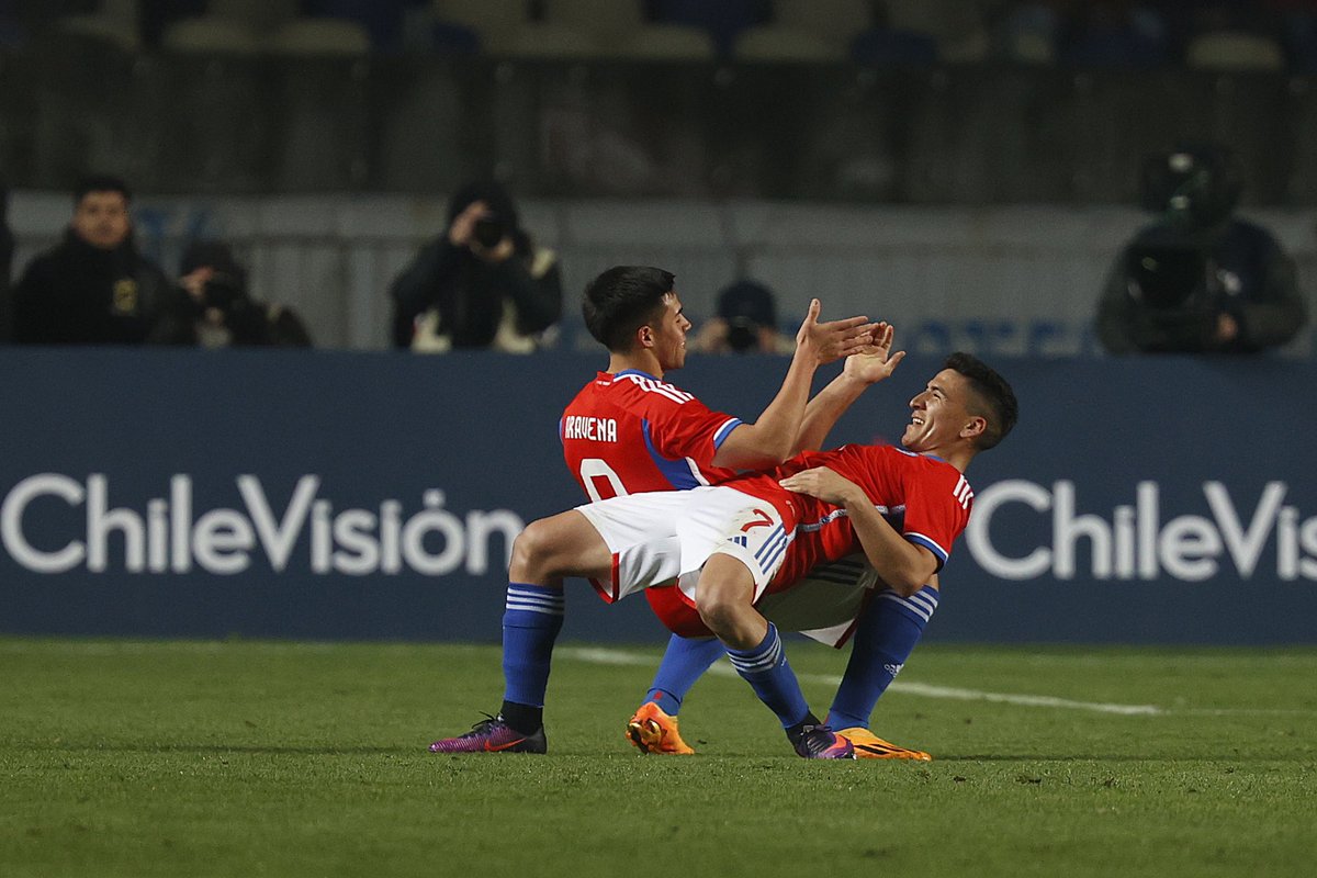 NorwichCityES's tweet photo. Si no les carga, no es problema de su internet, es el exceso de calidad de foto entre Alexander y Marcelino 😍 o no @Cruzados? 👀

📸 @LaRoja https://t.co/cdvHO592b2