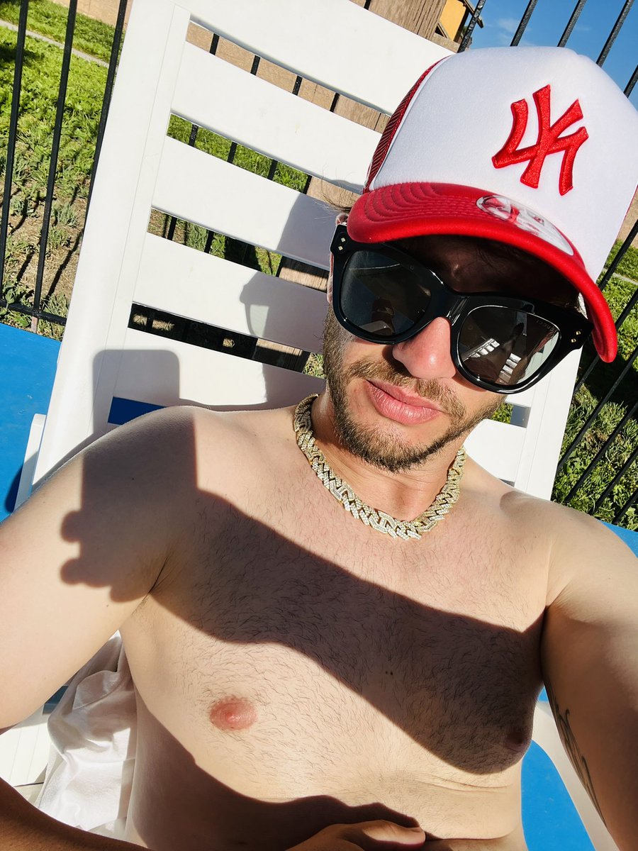 antonhyblanco's tweet photo. Pool 🏊‍♀️ cerveza 🍺 fría 💦🫶Fallow me bb https://t.co/o0aWcjVibj https://t.co/365Tj6Ckr9