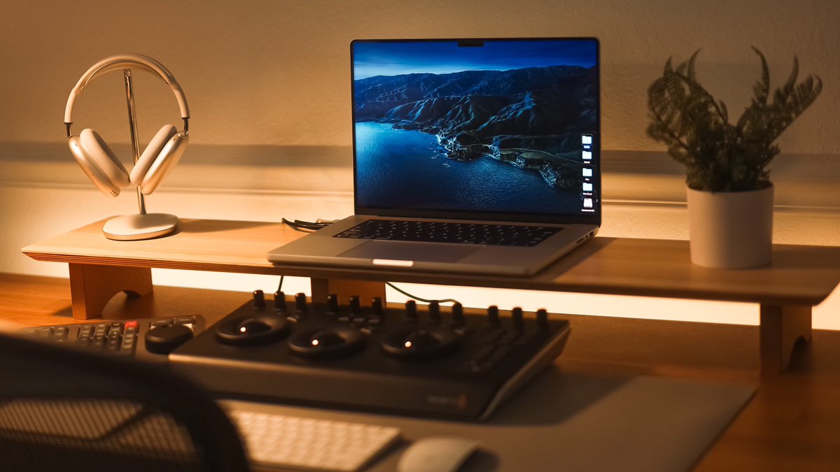 cameranerds's tweet photo. #sundayreset
Reorganizing for a busy week ahead. With many shoots I make sure to refuel my creativity with books, movies and meditation.

#desksetup #creative #apple #minimal #hermanmiller #airpodmax #mindfulness #filmmaker #videographer #photographer #ikea https://t.co/gNgxHNYkEk