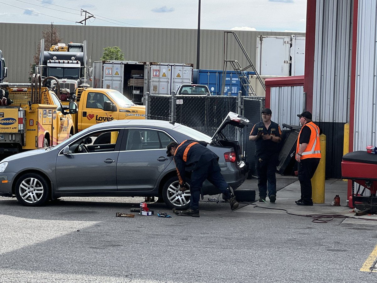 beetlebaileyYT's tweet photo. How many mechanics do you need to fix the brakes on a car at the loves? @SpeedcoPM @LovesTravelStop #loves #postfallsID (NOT A SEMI TRUCK) https://t.co/D0gXKpT01J