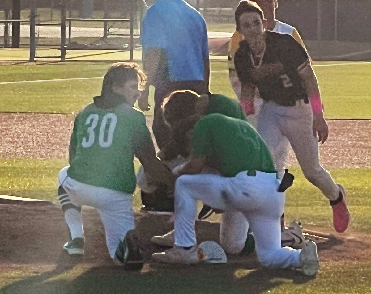 bugnrip02's tweet photo. Watched our two Banquete boys and Coach Pena on the field today. Our boys played well, but I’m most proud of the three in green that gathered to pray at the end of the game, which turned into the rest of the teams joining them on the field. That’s Banquete Baseball. #eyesup https://t.co/ABWWubXqZD