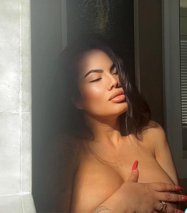 𝘐𝘯 𝘮𝘺 𝘮𝘢𝘴𝘵𝘦𝘳 𝘣𝘢𝘵𝘩𝘳𝘰𝘰𝘮 𝘮𝘦𝘴𝘴𝘪𝘯𝘨 𝘢𝘳𝘰𝘶𝘯𝘥 𝘸𝘪𝘵𝘩 𝘵𝘩𝘦 𝘤𝘢𝘮𝘦𝘳𝘢😁😁 Please be sure to hit the follow button on my