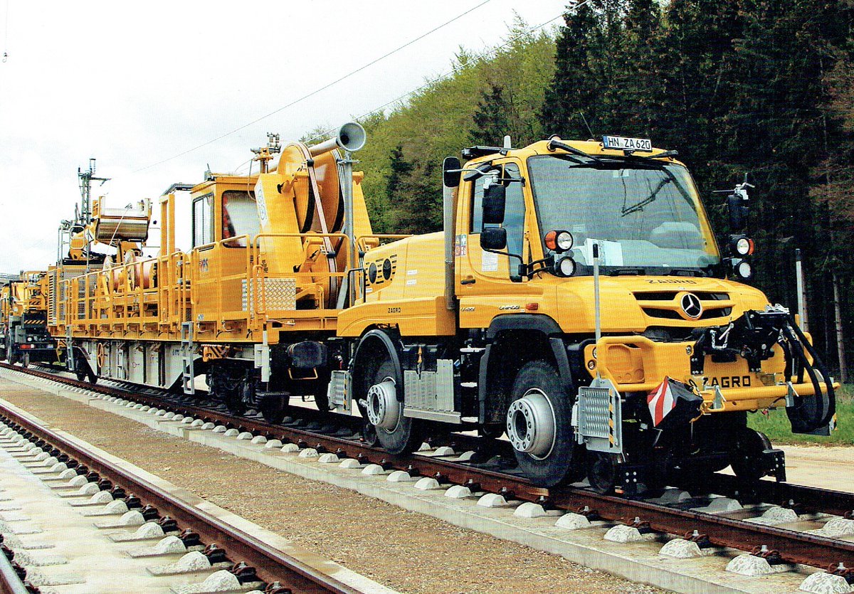 UnimogCommunity's tweet photo. Unimog U 423 shunter with ZAGRO rail driving device. Photographed by Günther Uhl for the Unimog and MB-trac weekly calendars 2023 by Podzun.
#mercedesbenz #cars #carsofinstagram #unimog #4x4 #daimler #unimogfan #zweiwege #railroad #rail #subway #zwiehoff #rosenheim #ries #zagro https://t.co/eb0YXgVG4e