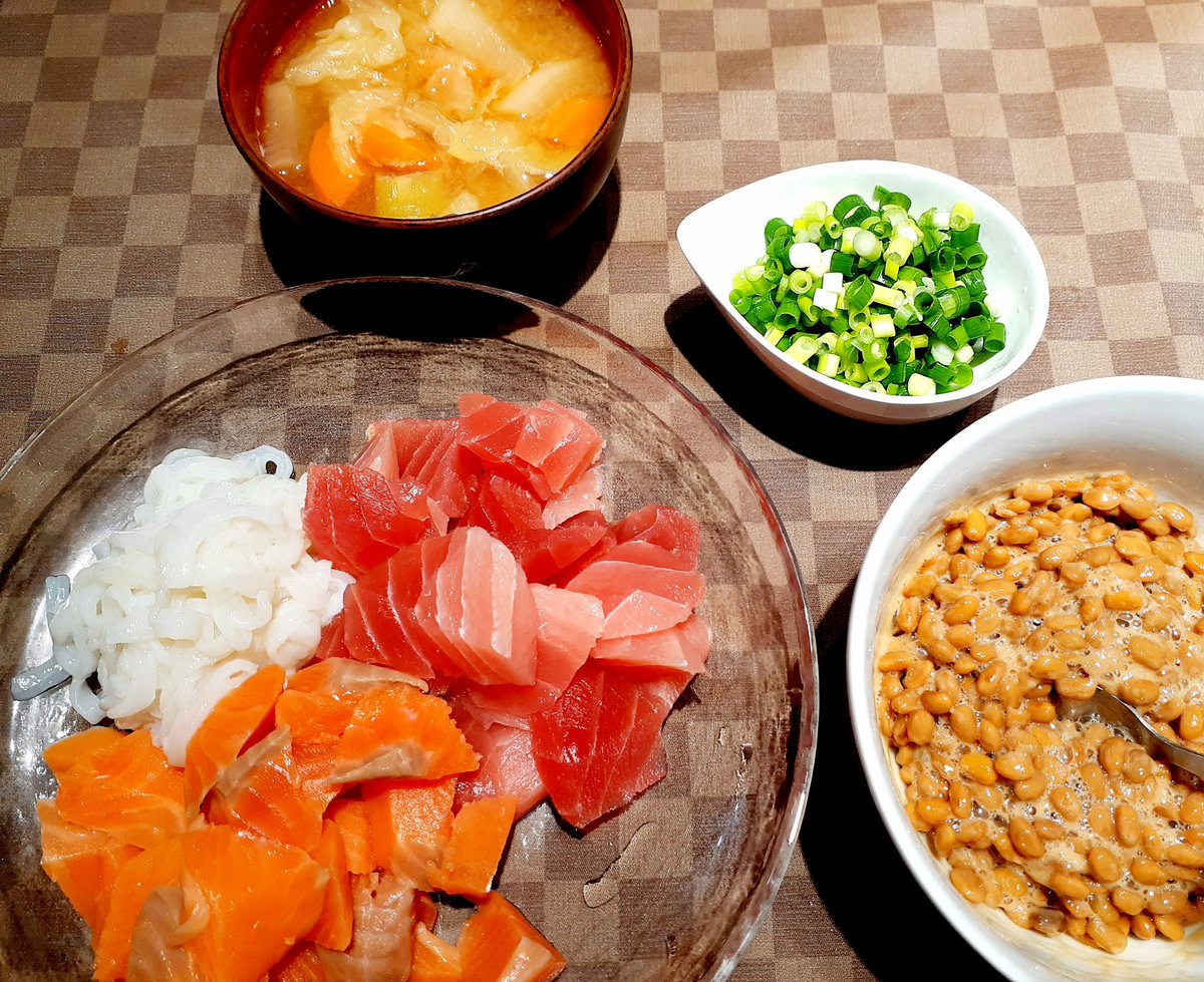 昨夜の夕飯。 嫁にお願いしたのは『海鮮納豆丼』でした。 めっちゃ美味しい😋 でも冷蔵庫の在庫整理をしたい嫁にとっては、不本意なメニューだったろうなぁ···(笑)